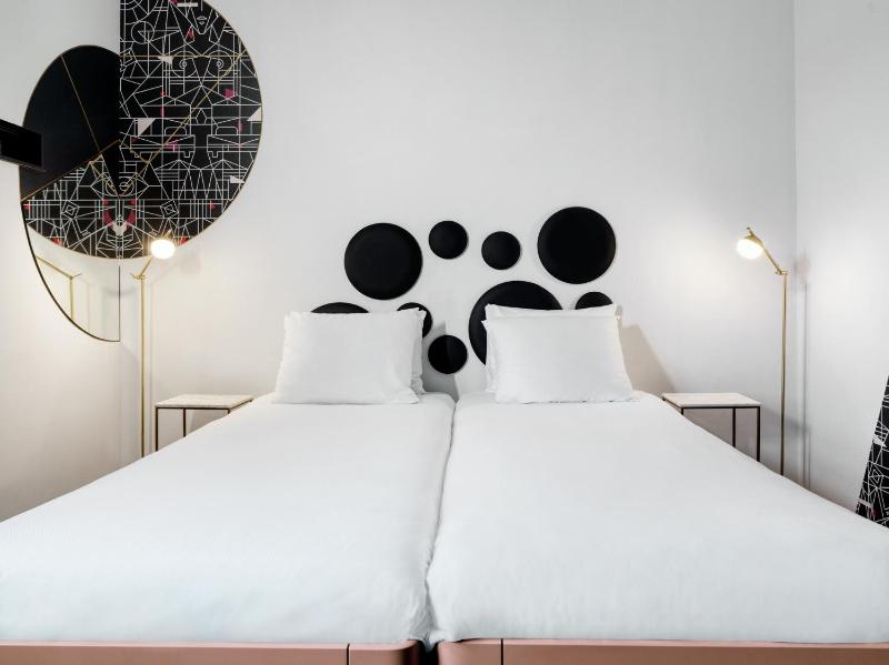 Classic Twin Room image 4