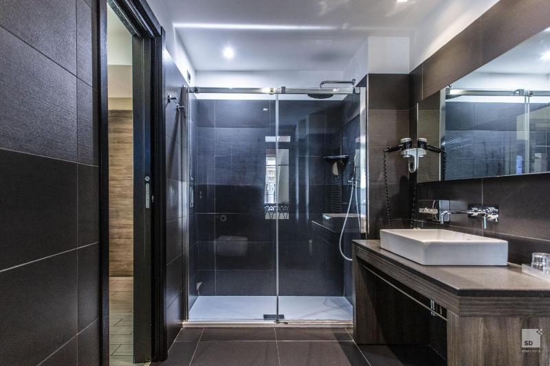 Superior Double or Twin Room image 4