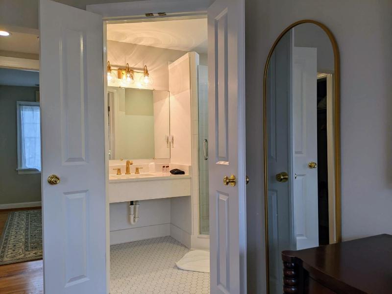 King Suite with Spa Bath - Top Floor image 2