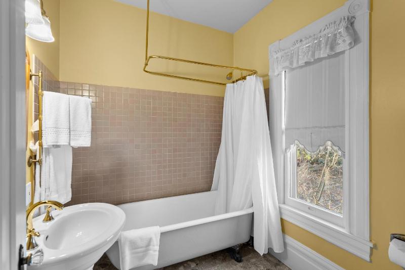 Deluxe Queen Room image 2