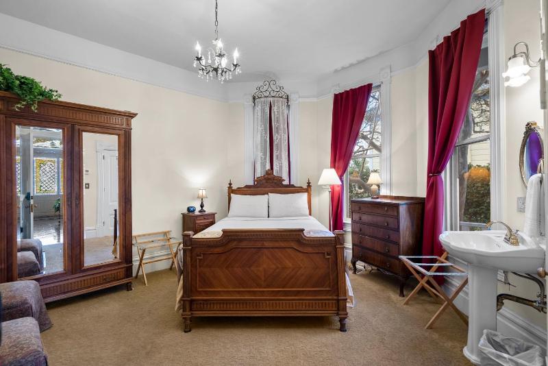 Queen Room image 4