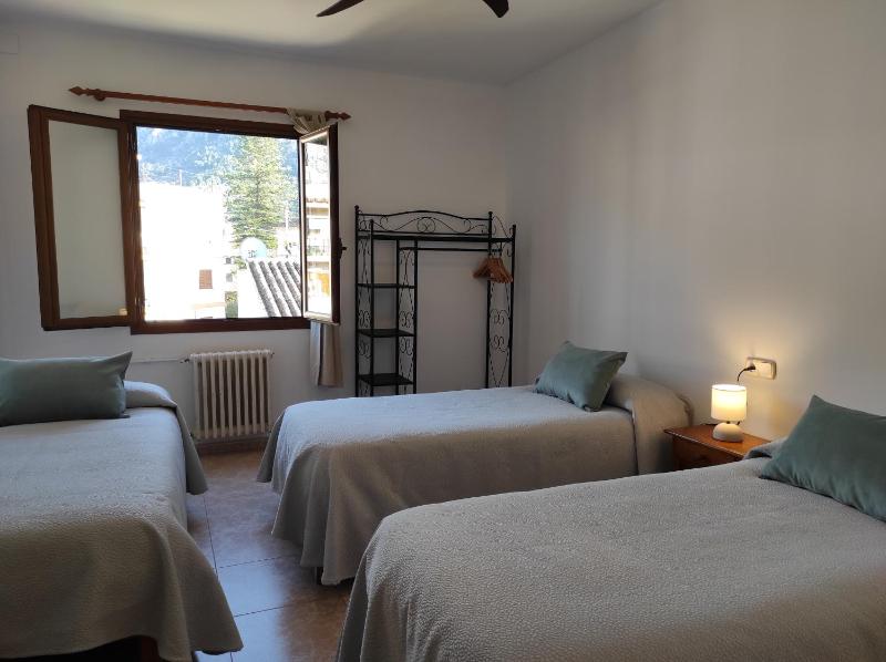 Familiar Double Room with Shared Bathroom image 3