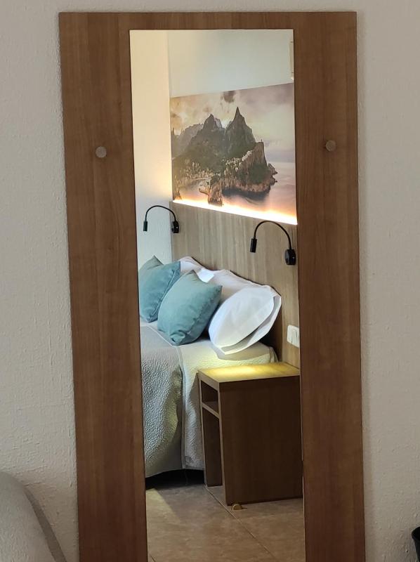 Familiar Double Room with Private Bathroom image 4