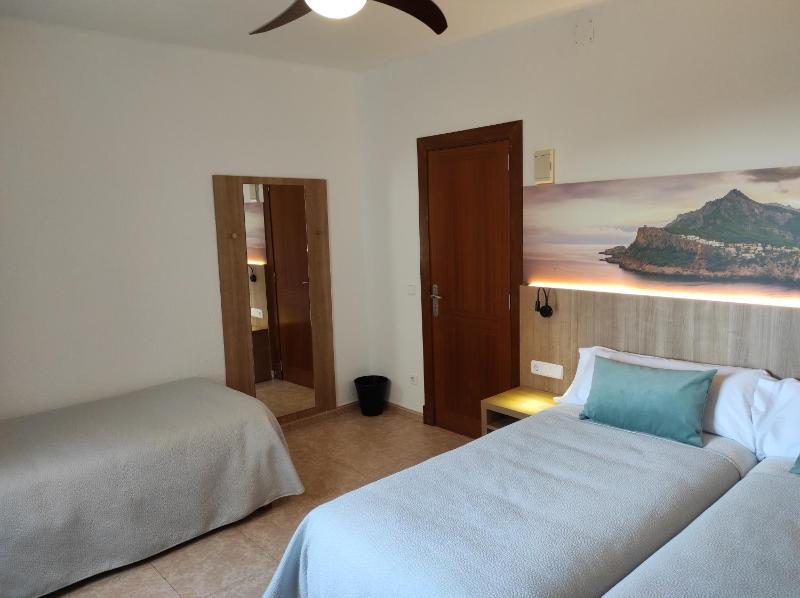 Familiar Double Room with Private Bathroom image 3