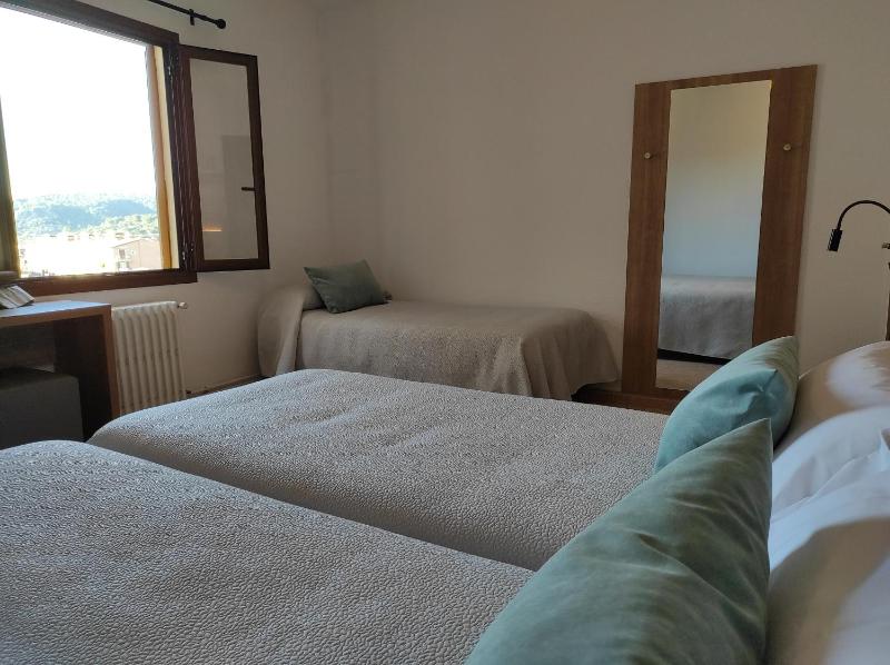 Familiar Double Room with Private Bathroom image 2