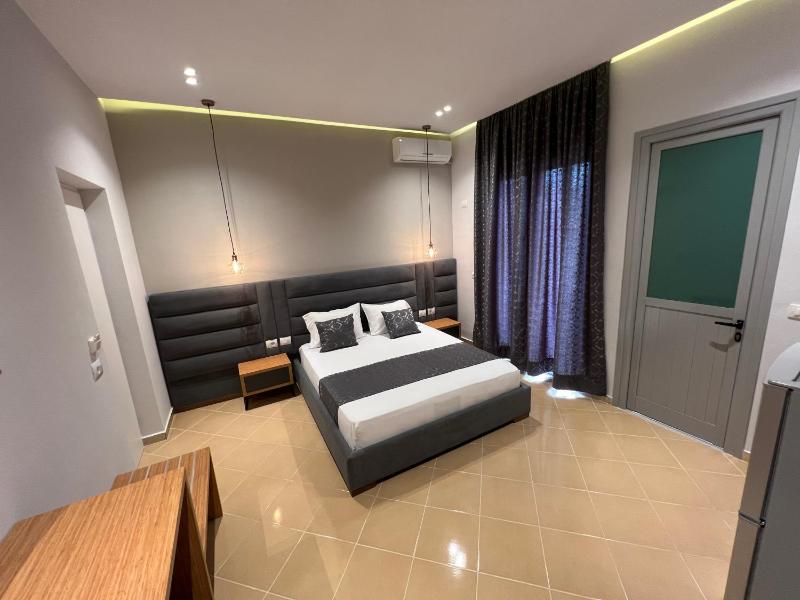 Deluxe Double Room with Balcony image 3
