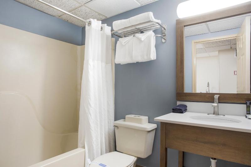 Queen Room with Side Sea View image 3