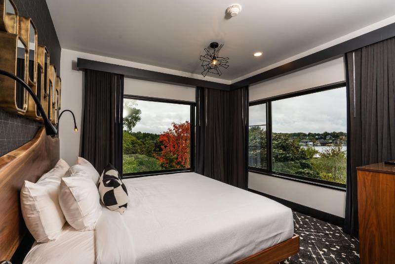 King Suite with Balcony image 4