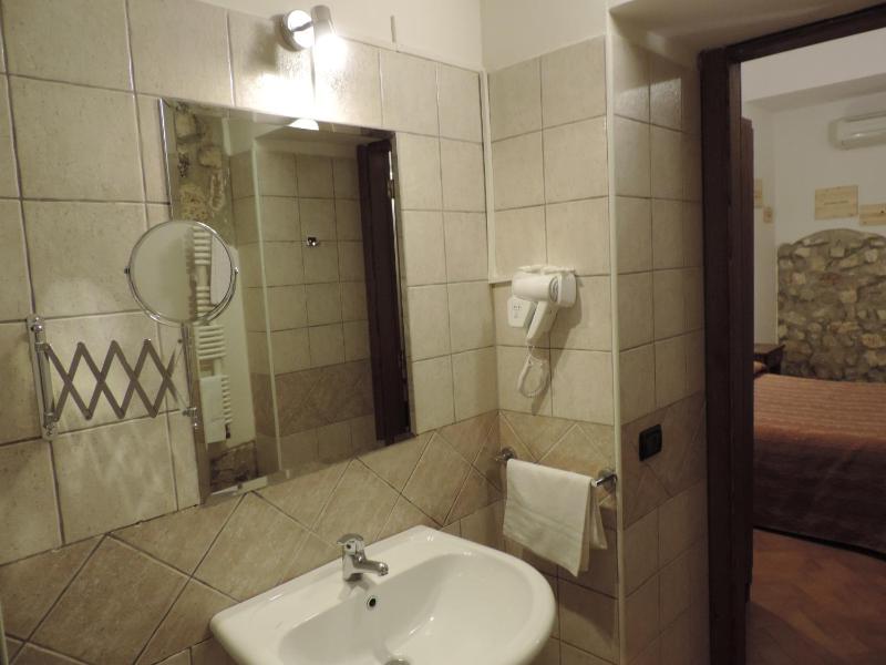 Double Room with Pool View image 3
