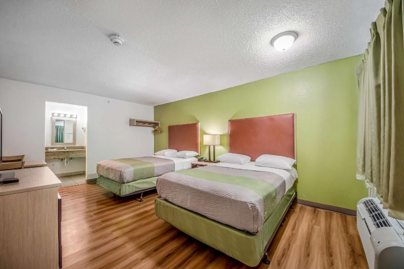 Quadruple Room - Non-Smoking image 4