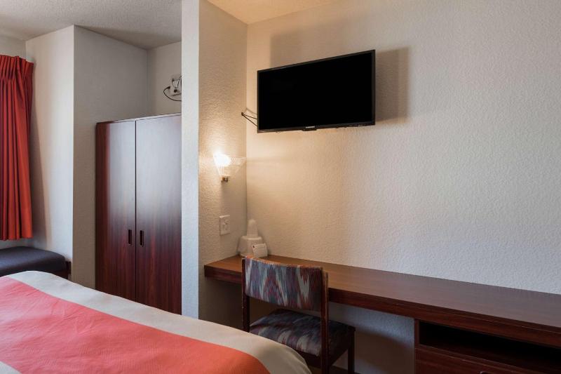 Queen Room with Two Queen Beds - Non-Smoking image 3