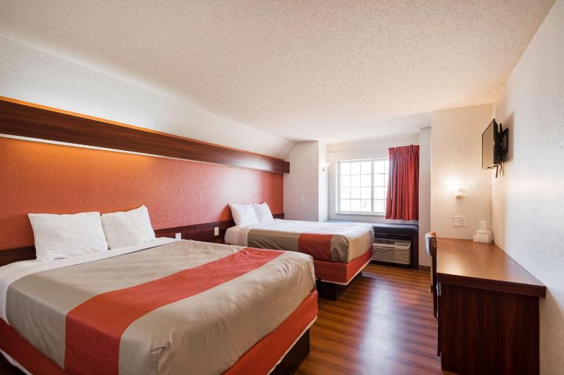 Queen Room with Two Queen Beds - Non-Smoking image 4