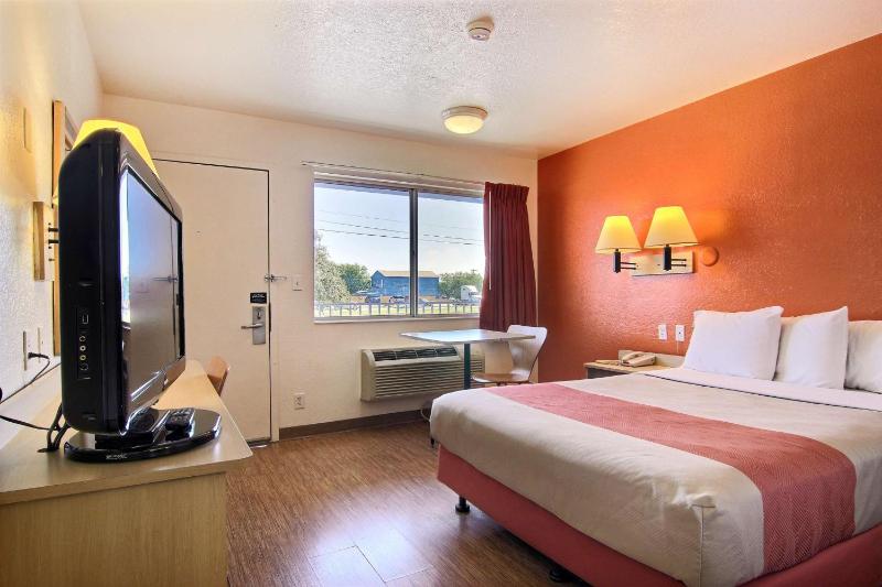Queen Room - Disability Access image 3