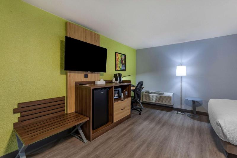Queen Room with Two Queen Beds and Walk-In Shower - Mobility Accessible/Non-Smoking image 1