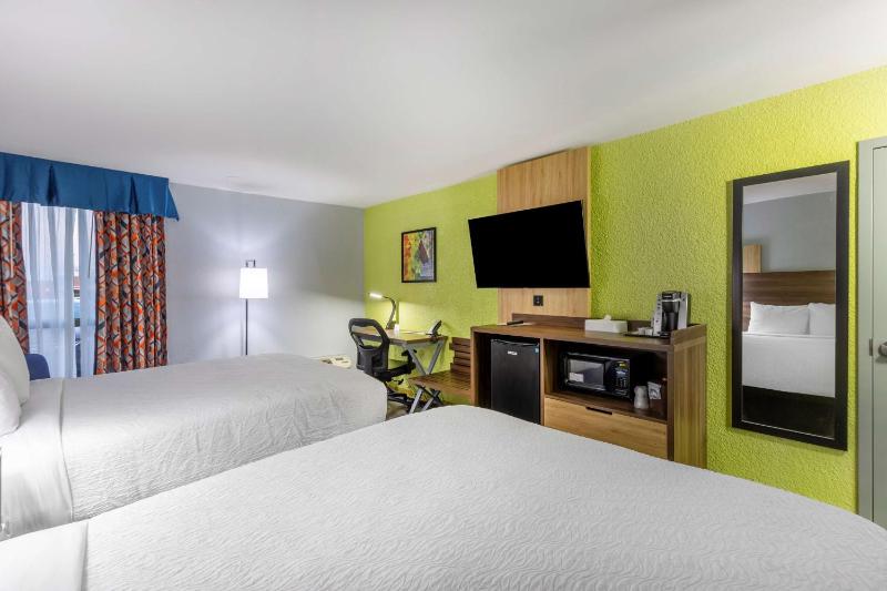 Queen Room with Two Queen Beds - Non-Smoking image 4