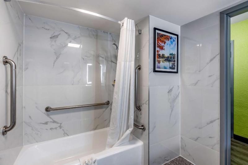 King Room with Bath Tub - Disability Access/Non-Smoking image 4
