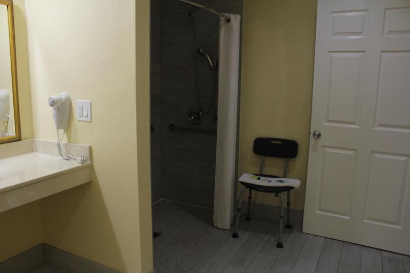 Queen Room - Accessible/Non Smoking image 3