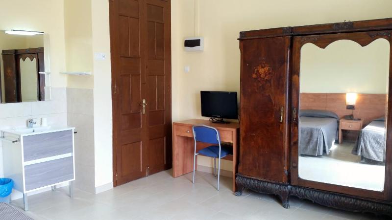 Triple Room with Shared Bathroom image 3