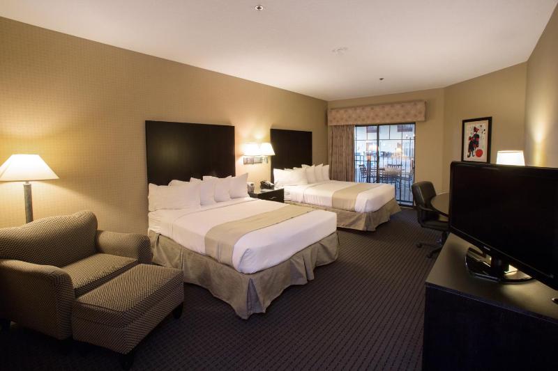 Queen Room with Two Queen Beds and Pool View image 2