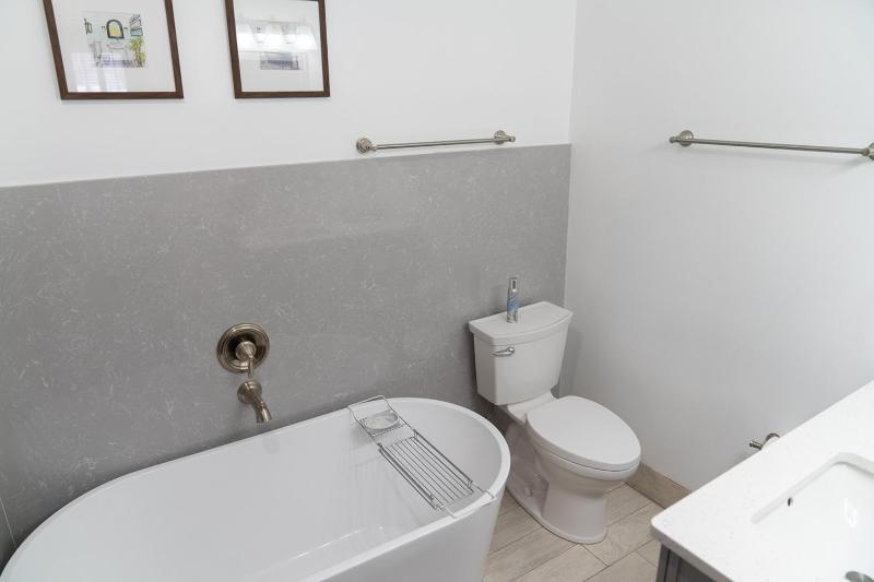 Deluxe Double Room with Bath image 2