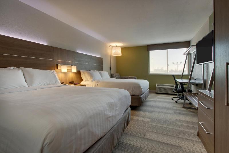Standard Room with Two Queen Beds image 4