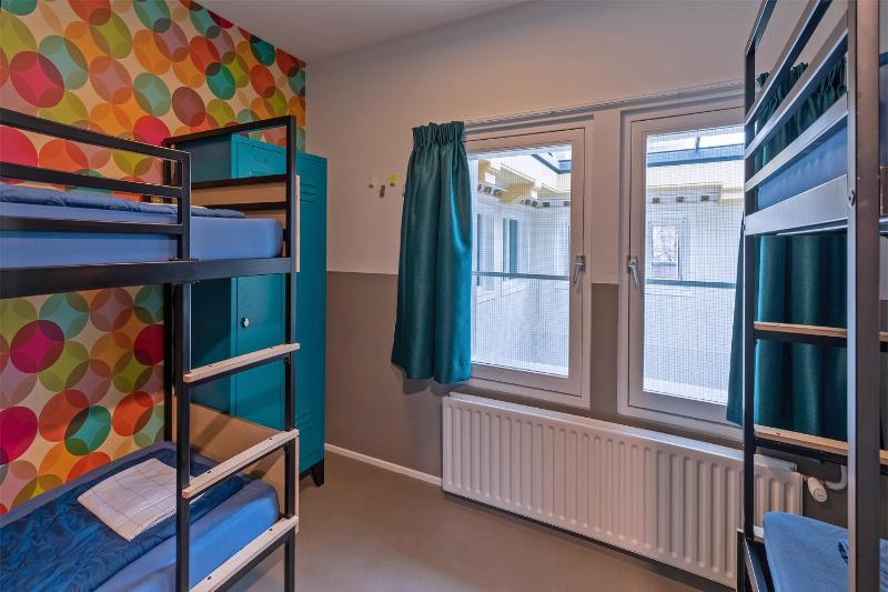 Bed in 4-Bed Mixed Room with Shower image 4