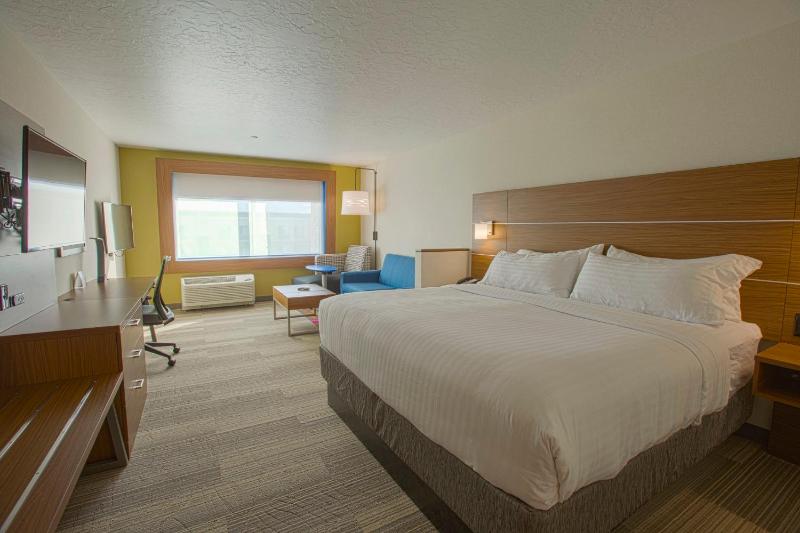 King Suite with Sofa Bed image 2