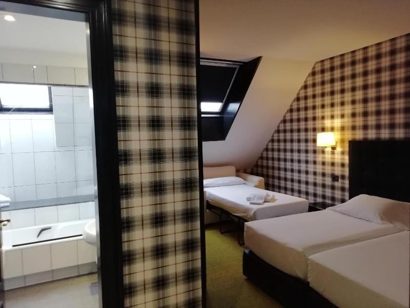 Double Room with Extra Bed image 1