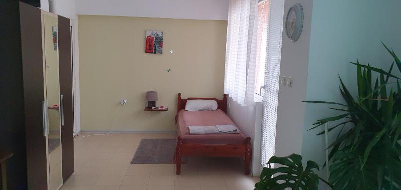 Economy Triple Room with Shared Bathroom image 2