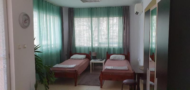 Economy Triple Room with Shared Bathroom image 3