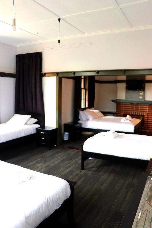 Quadruple Room with Shared Bathroom image 3
