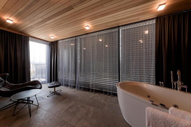 Deluxe Double Room with Balcony image 4