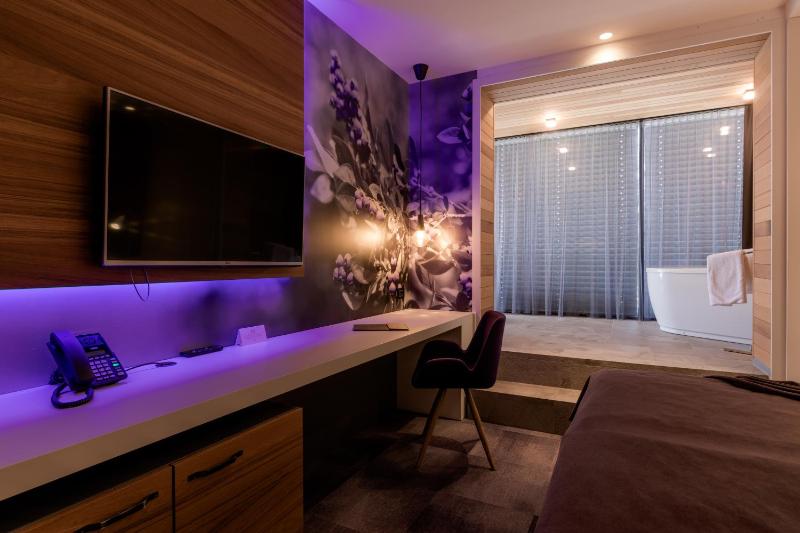 Deluxe Double Room with Balcony image 3