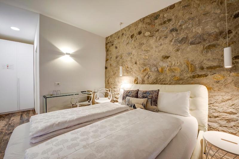 Small Double Room image 4