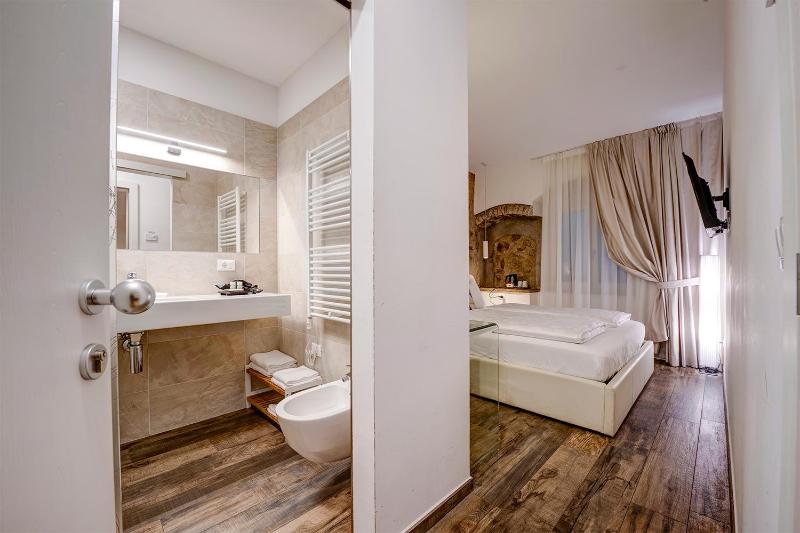 Small Double Room image 3