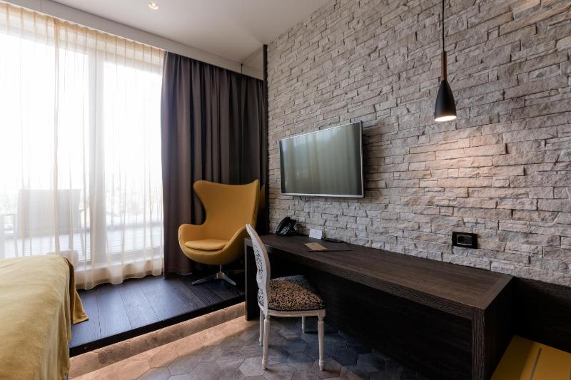 Double Room with Balcony image 3