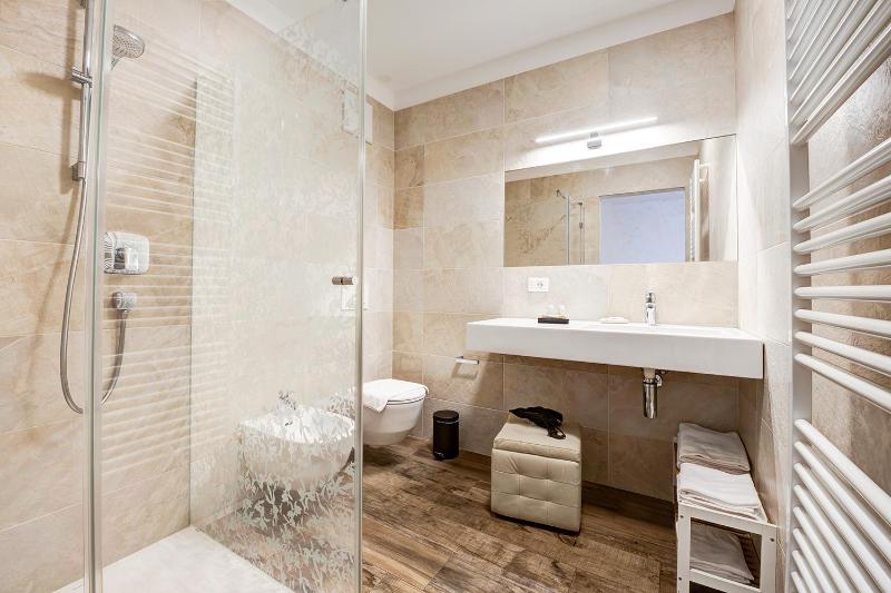Standard Double Room image 3