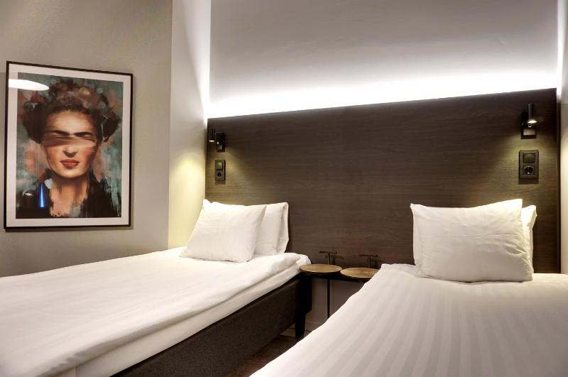 Standard Twin Room image 1