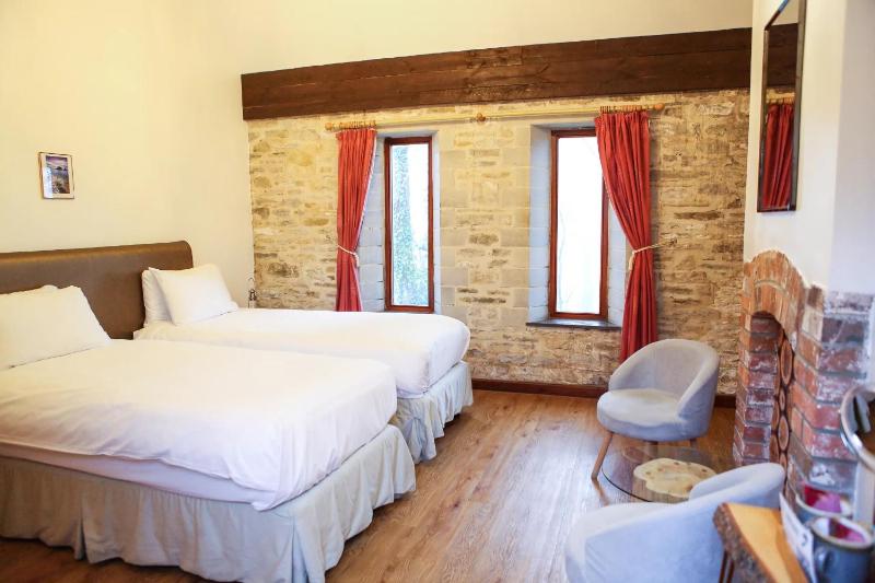 Deluxe Twin Room image 1