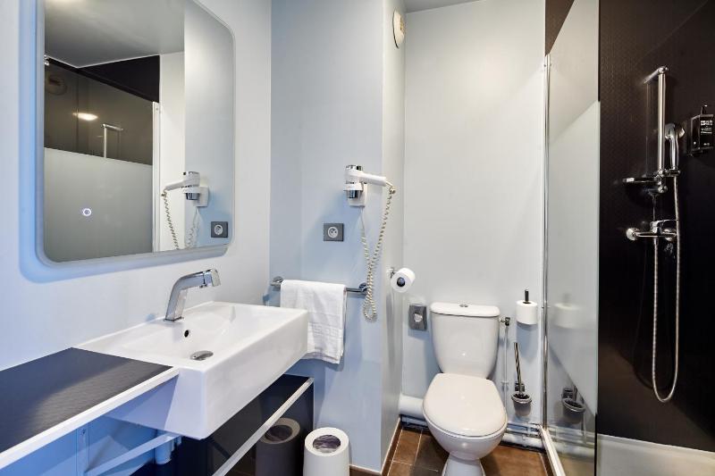 Standard Twin Room image 3