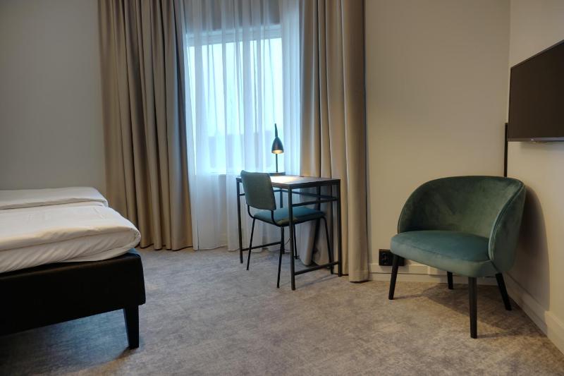 Standard Twin Room image 3