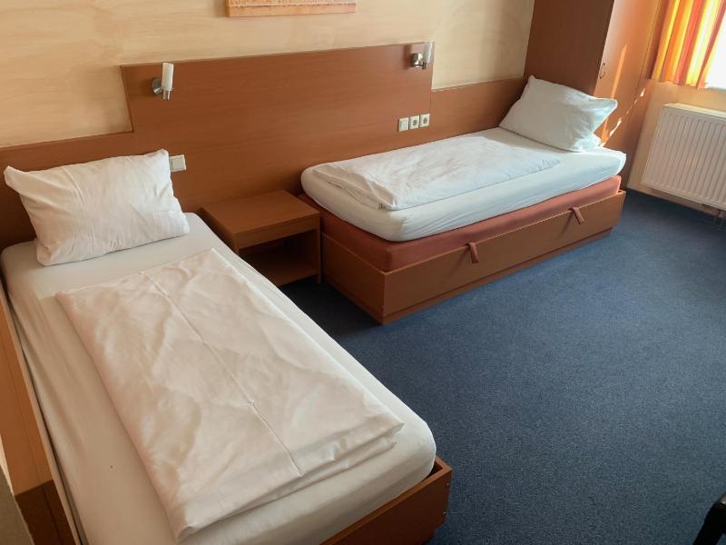 Standard Twin Room image 1