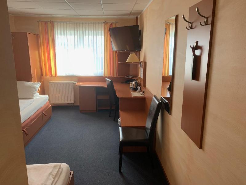 Standard Twin Room image 3