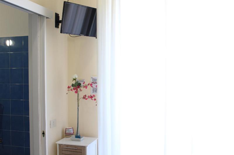 Single Room with Private Bathroom and Balcony image 4