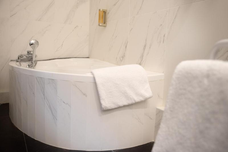 Deluxe Double Room with Extra Bed image 2