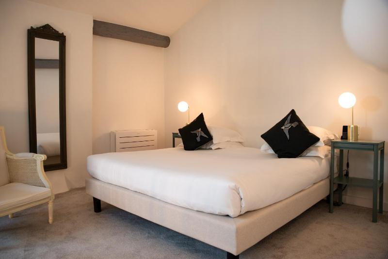 Deluxe Double Room with Extra Bed image 1