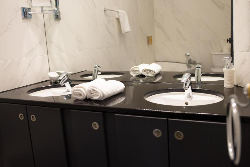 Deluxe Double Room with Extra Bed image 3