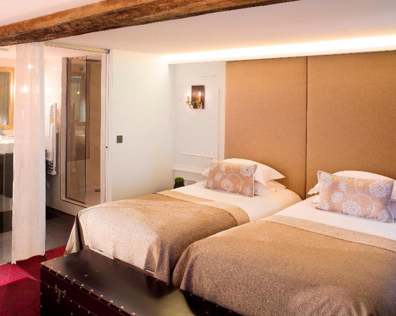 Deluxe Double or Twin Room image 3