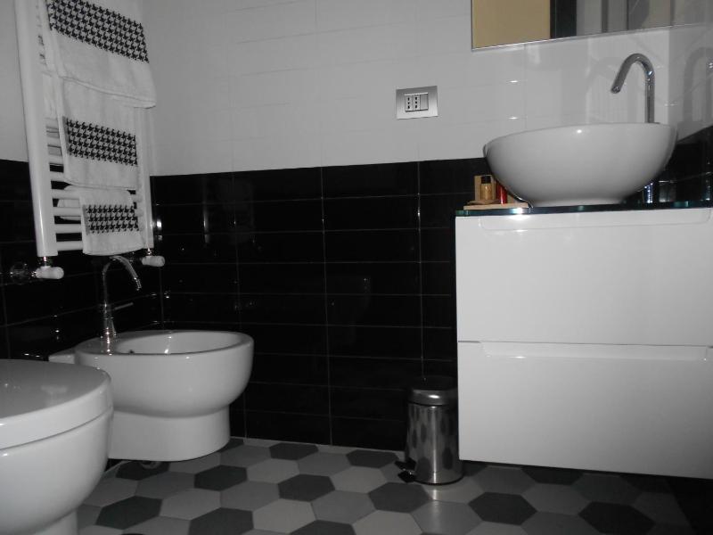 Single Room with Private Bathroom image 3
