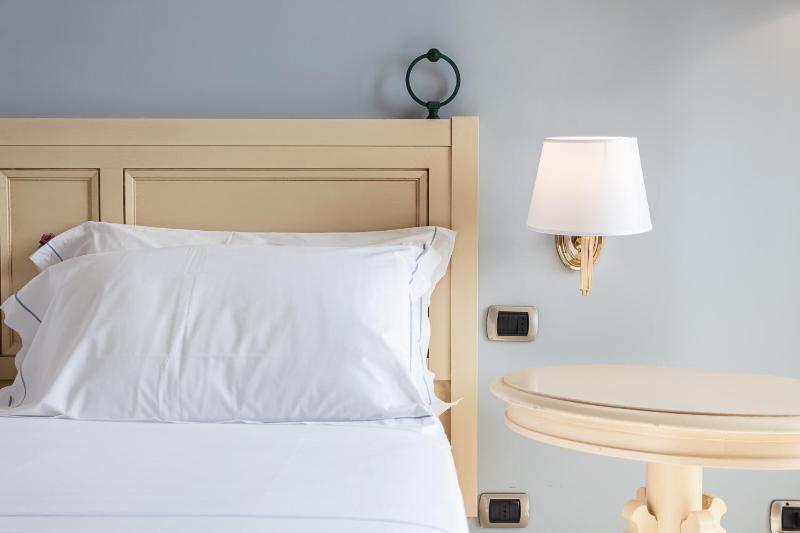 Double Room with Sea View image 3